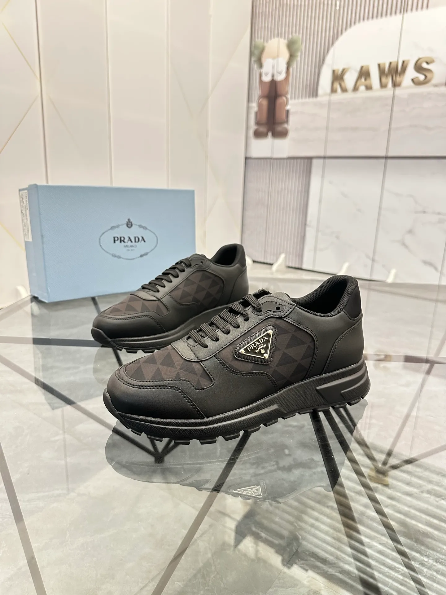Men's shoes: 💰P440¥ Product trademark: Prada *"Prada*" low-top casual shoes Regular size: 38-44 (can be customized to 45.46) Product materials: imported cowhide upper, sheepskin lining, original outsole. Number: 835